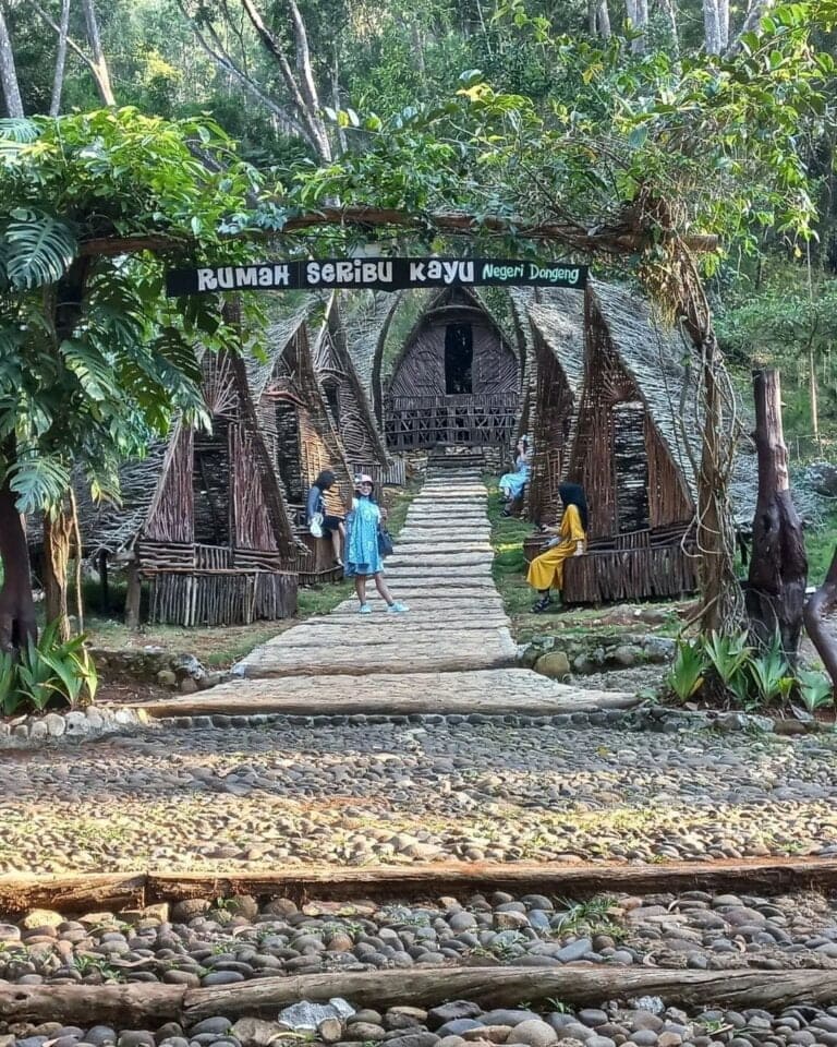 Seribu Batu Songgo Langit Berpose Dengan Latar Rumah Hobbit Yang Ciamik