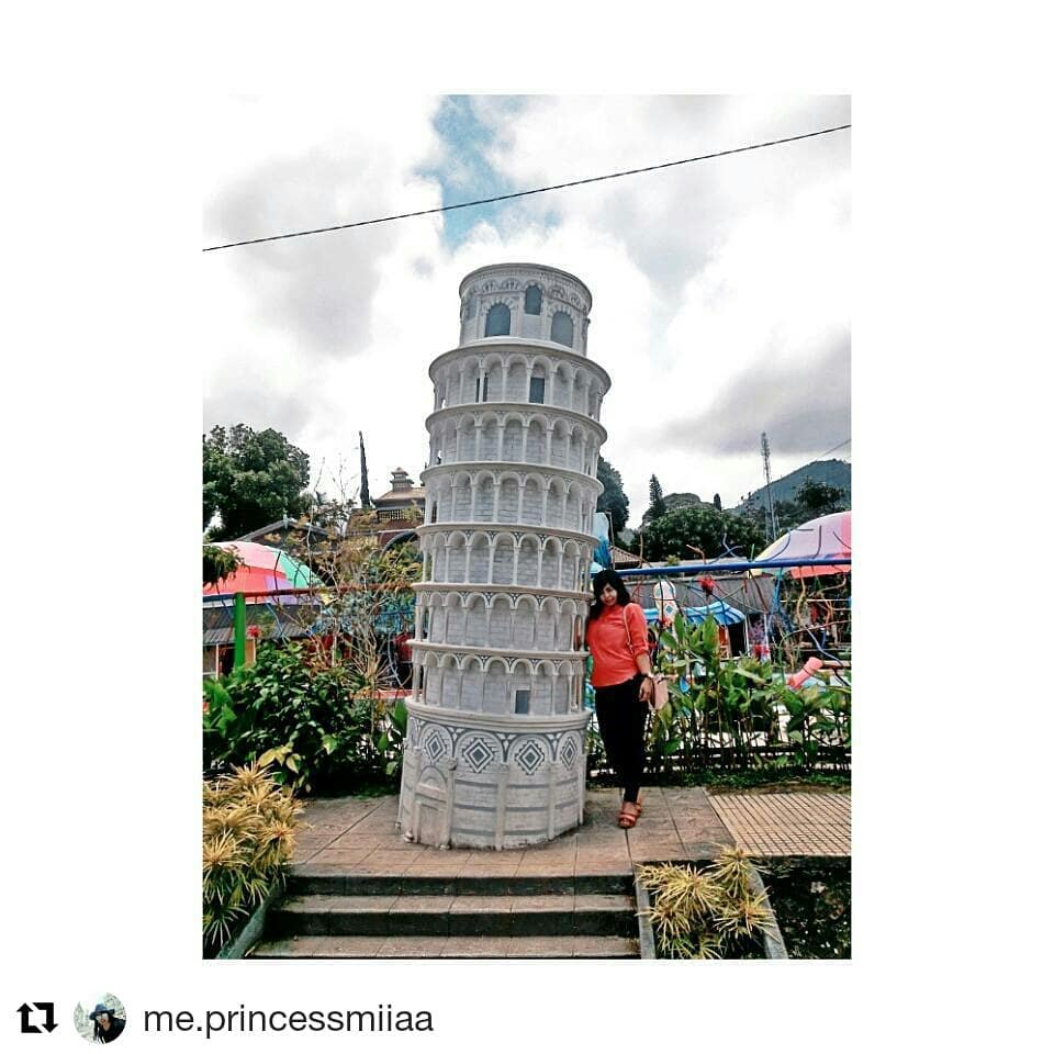 Miniatur Menara Pizza Taman Balekambang Tawangmangu