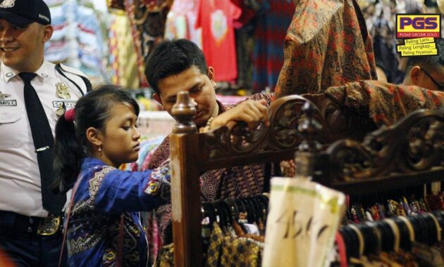 Suasana Jual Beli Batik di PGS 