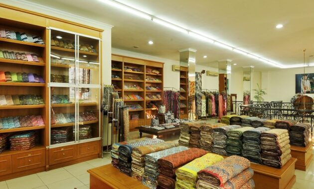 Tumpukan kain batik Danar Hadi Solo 