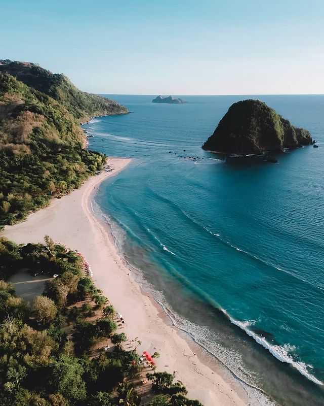 Tempat Wisata di Indonesia Terindah pantai pulau merah