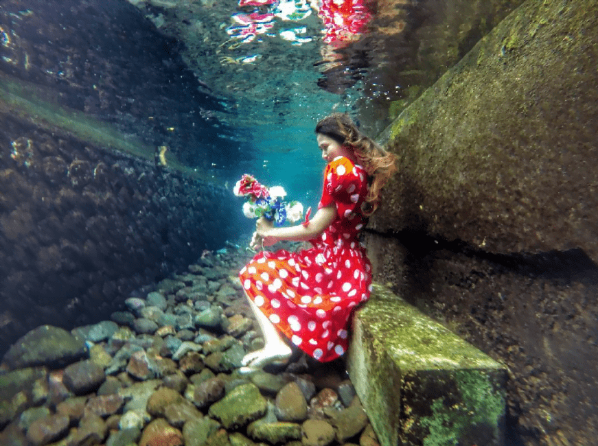 Spot Foto Underwater di Telaga Sari Garden Cafe Malang