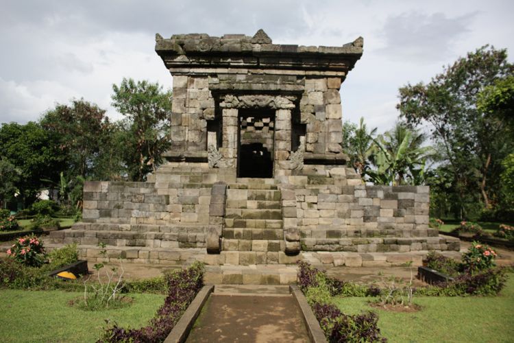 750x500 menguak makna dibalik susunan puing puing candi badut 160523g