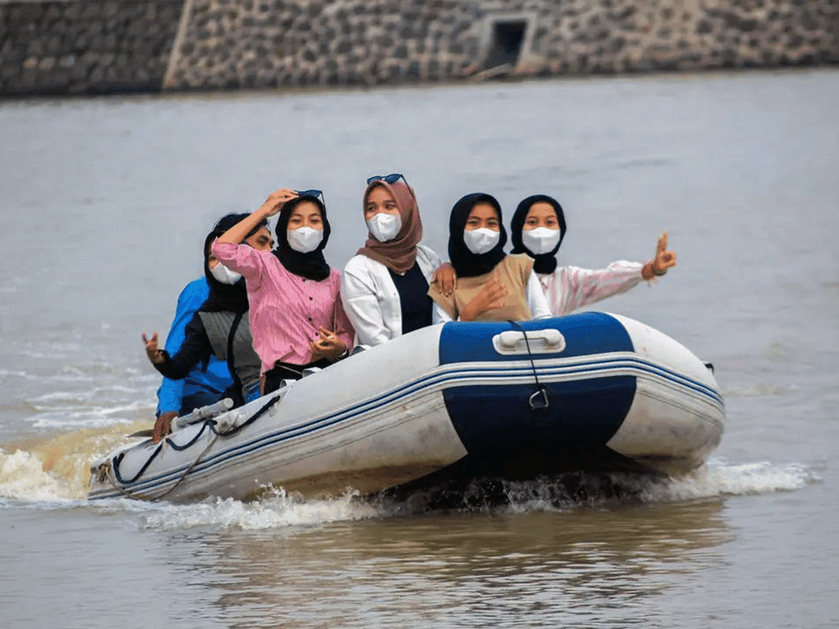 Naik Perahu di Situ Cinangsi