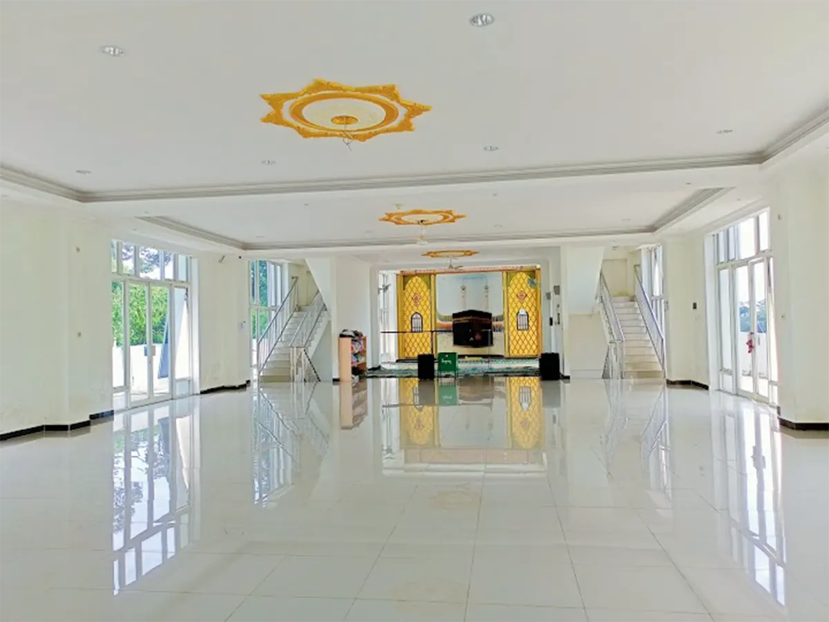 Suasana Dalam Masjid Kapal Keselamatan