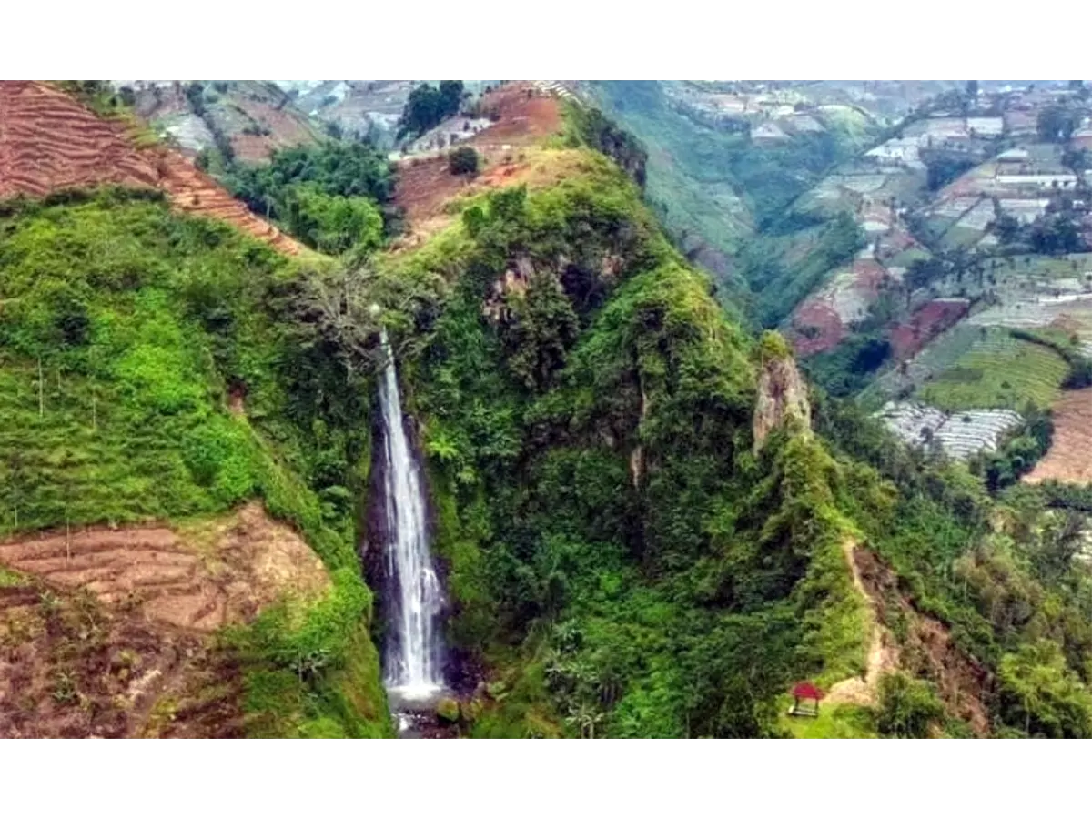 Fenomena Eksotis Gunung Kendil di Area Air Terjun Kembar.