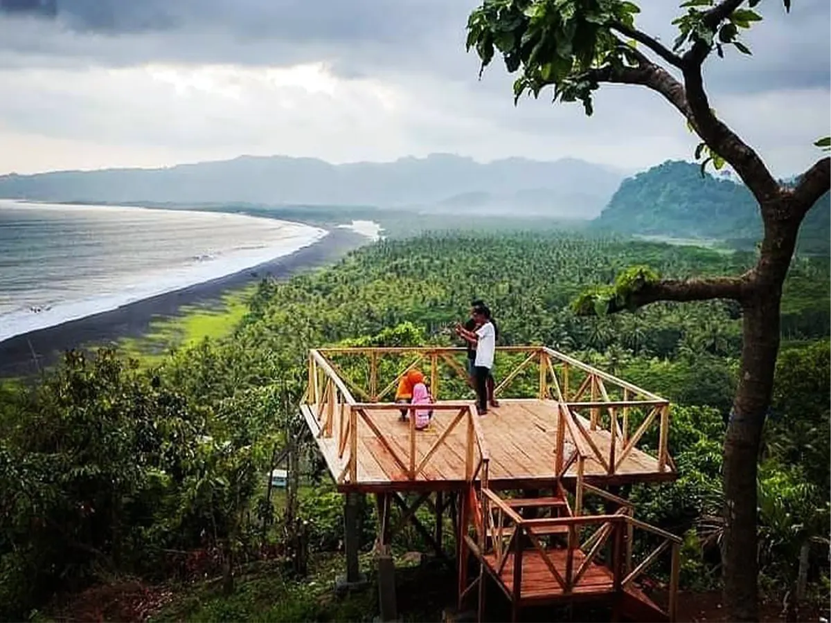 Pantai Watu Godeg Lumajang