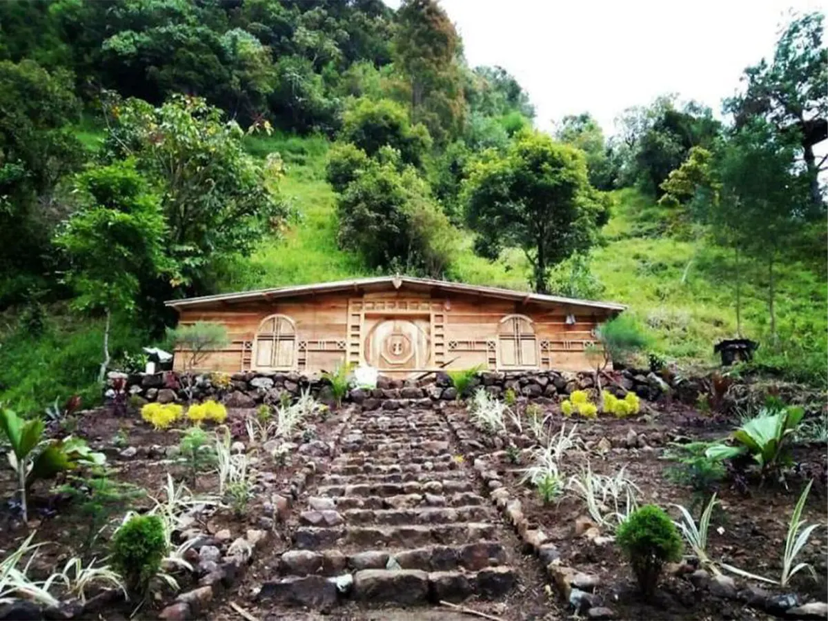 rumah hobbit magetan