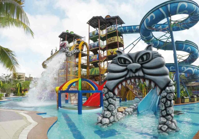 berbagai ornamen dan wahana peluncuran air caribbean waterpark 768x537 1