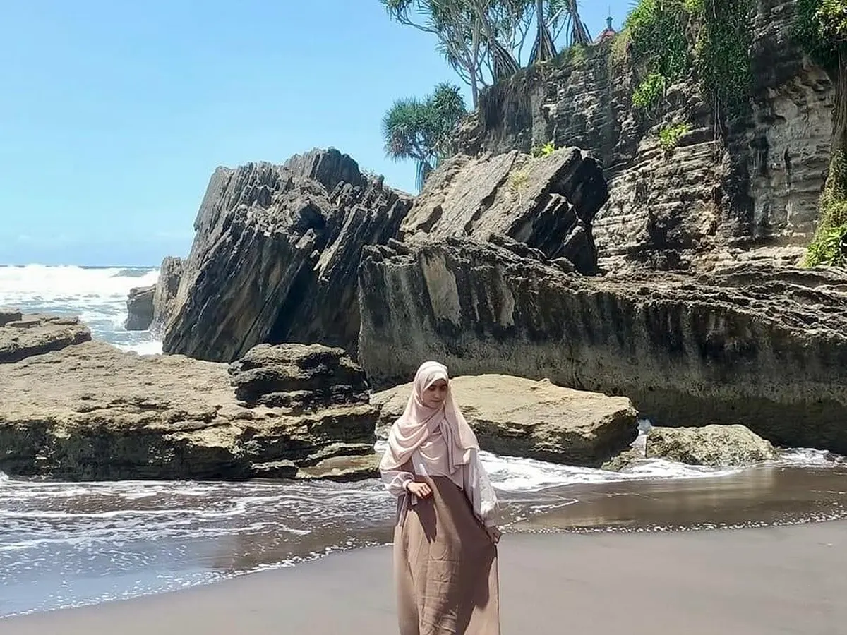 Pantai Batu Hiu Pangandaran