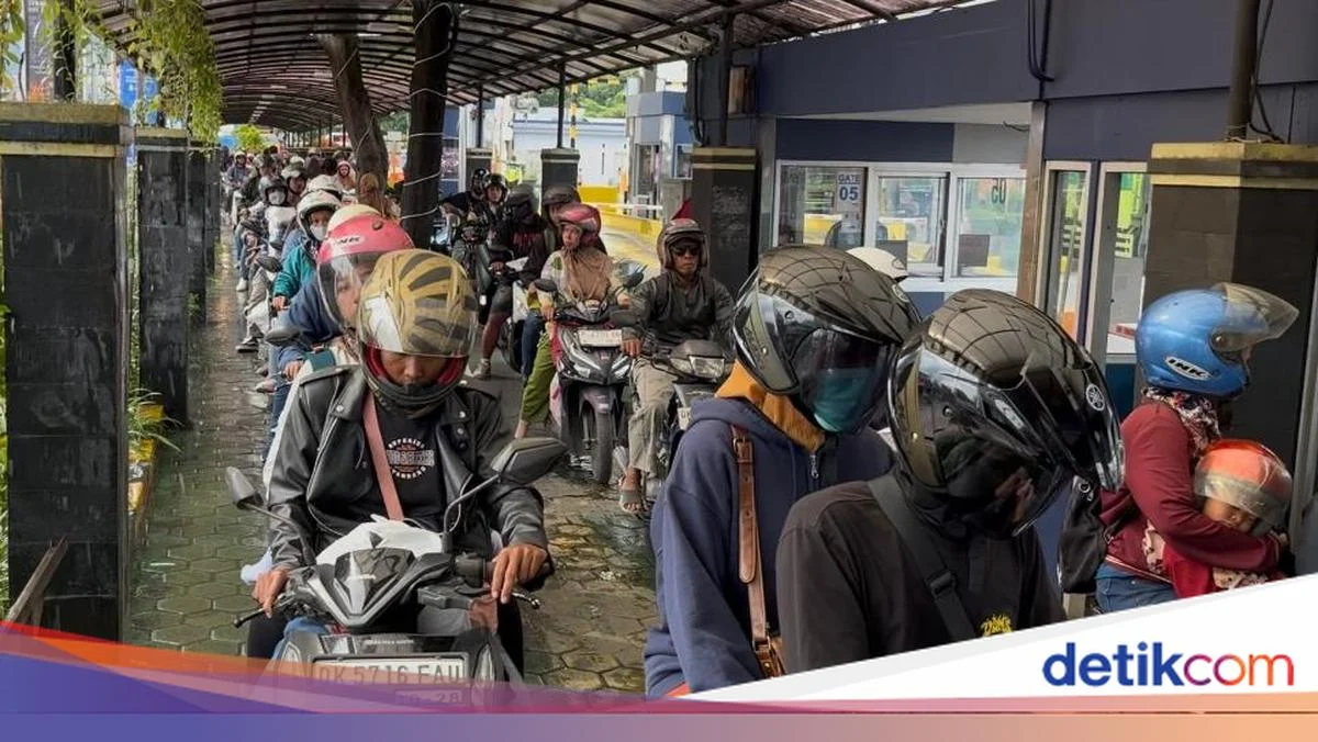 Arus Balik Lebaran 2026 Membuat Antrean Kendaraan Mengular 8 km di Pelabuhan Ketapang Banyuwangi