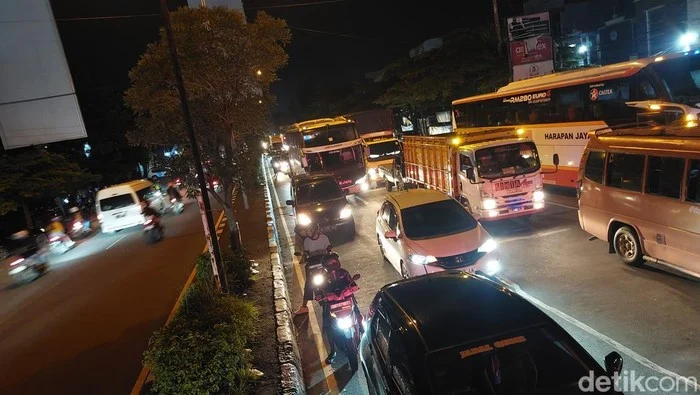 Jalur Pantura dan Selatan Menuju Jakarta Masih Padat pada Sabtu Malam