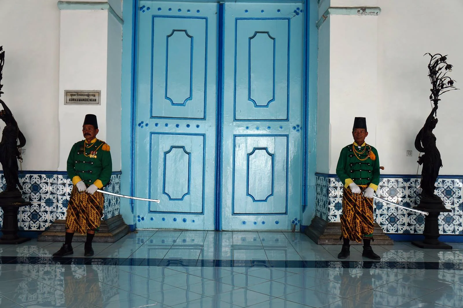 Krisis Atap Pintu Gapit Keraton Solo: Dari Pengamanan ke Ancaman bagi Warga