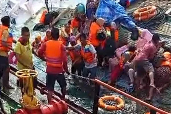 Tragedi Feri Situbondo: Detik-Detik Penumpang Jatuh, Upaya Pencarian Masih Tanpa Hasil