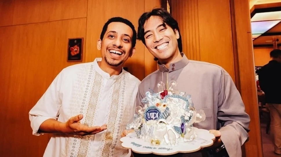 Trio Sahabat Ziarah ke Makam Vidi Aldiano, Bawa Kue Ulang Tahun: Momen Haru yang Menggugah