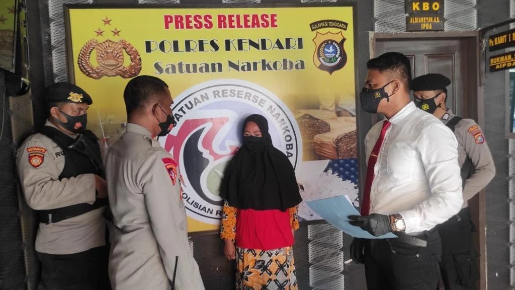 Wanita 23 Tahun di Kendari Tertangkap Edarkan Sabu, 33 Paket Disita Polisi – BORGOL