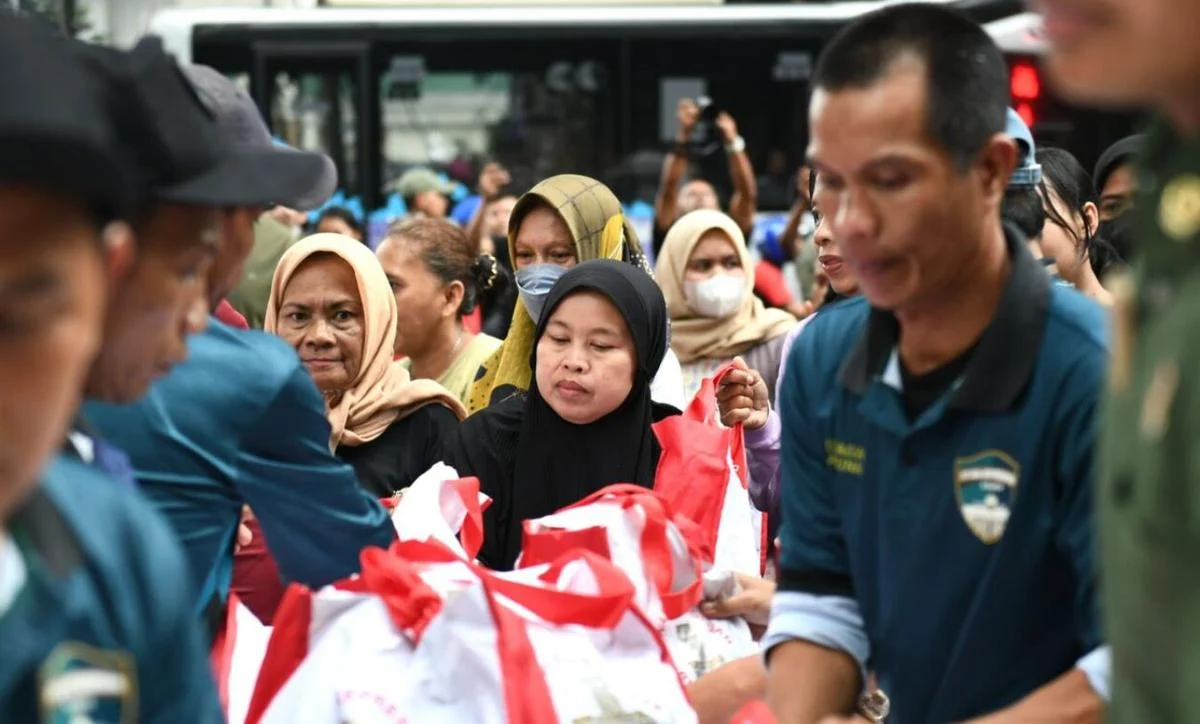 Warga Pinggir Rel Jakarta Patungan Sewa Mikrolet, Dapat Sembako Gratis dari Prabowo? Cerita Relokasi ke Rusun yang Mengharukan