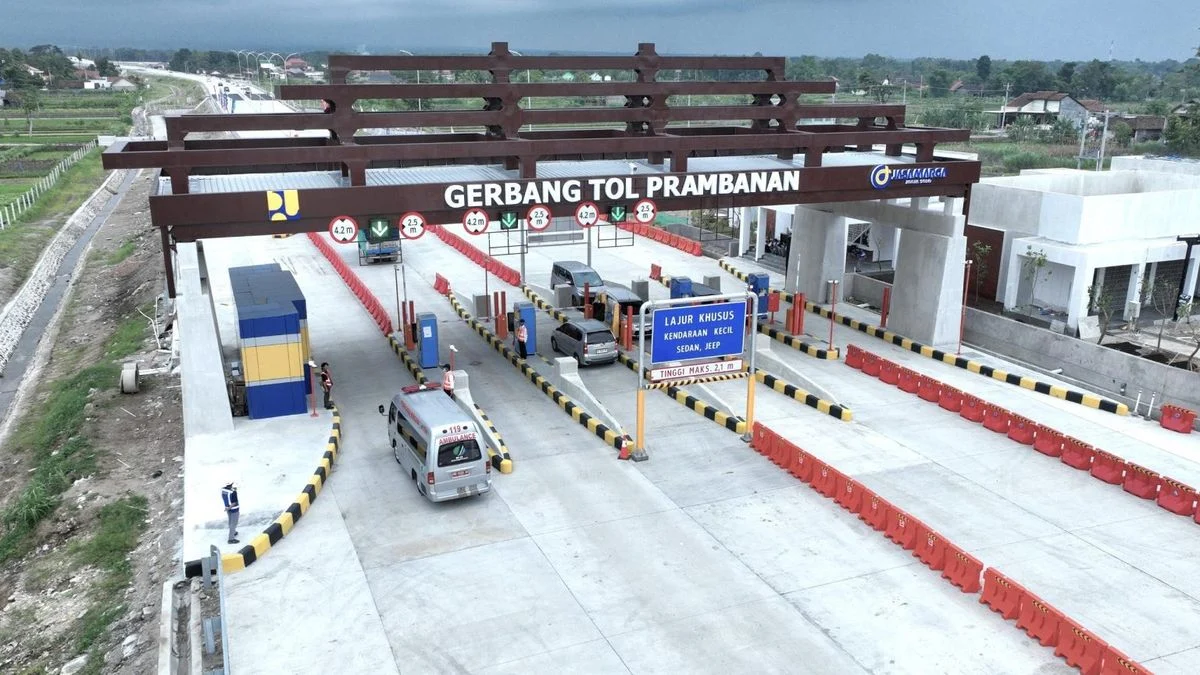 AHY Tanam Pohon di Koridor Hijau Tol Prambanan-Purwomartani Sleman