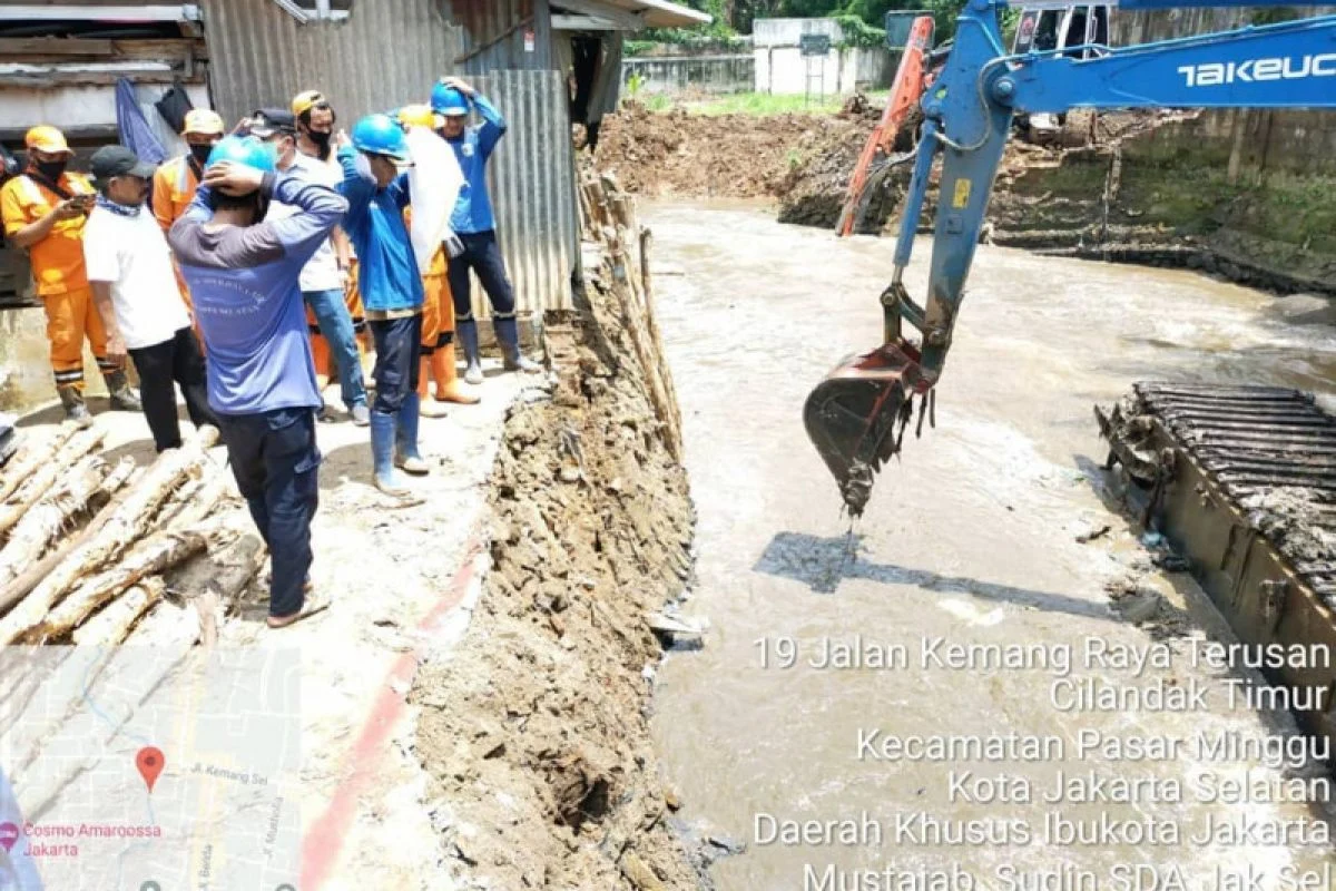 Antisipasi Banjir, SDA Jakarta Selatan Keruk 10 Titik Rawan Setiap Hari
