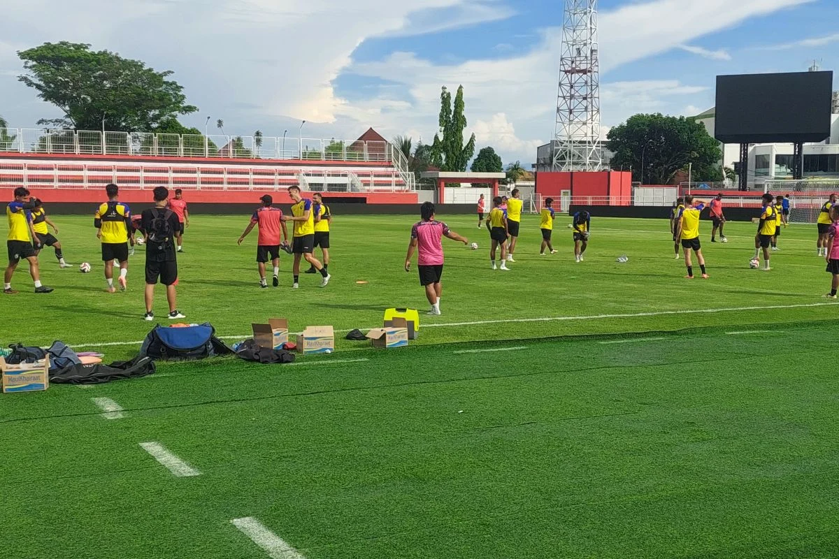 Arema terapkan low block saat imbangi Malut karena pemain kunci absen