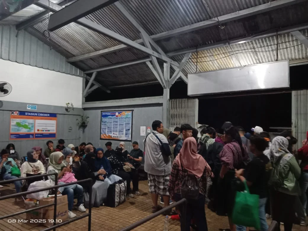 Banjir di Cibeber Paksa KA Siliwangi Berhenti Sementara