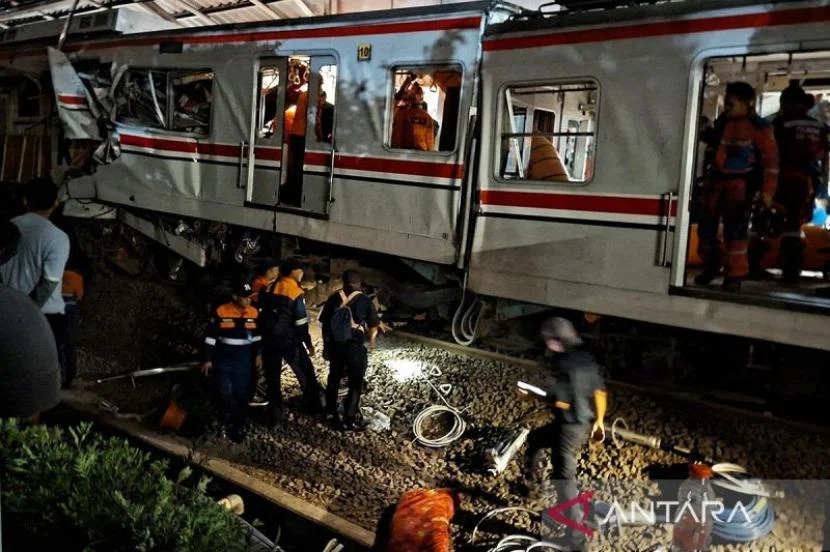 Basarnas Lakukan Evakuasi Penumpang Terjepit Usai Tabrakan KRL dengan KA Argo Bromo di Bekasi Timur