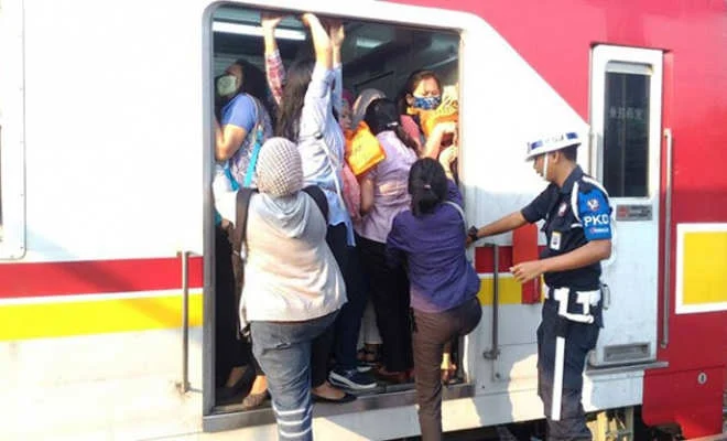 Berhasil Dievakuasi Usai 10 Jam di Gerbong Perempuan, Endang Selamat Ditemani Suami