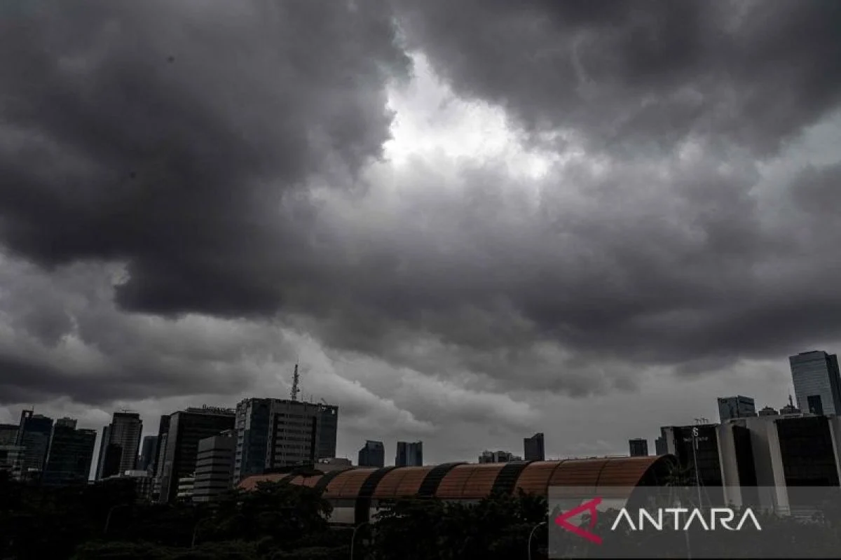 BMKG Prakiraan Cuaca Jakarta Didominasi Awan Tebal pada Senin