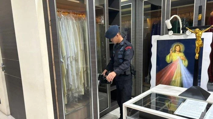 Brimob Lakukan Sterilisasi Gereja di Medan demi Kekhusyukan Ibadah Jumat Agung