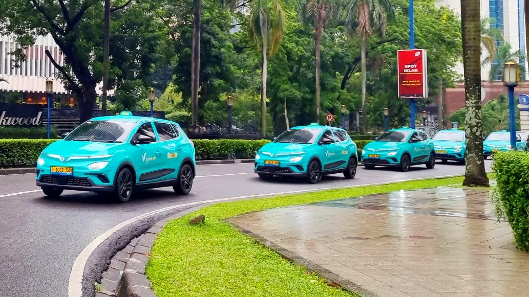 Dari Stasiun ke Tujuan, Taksi Listrik Tawarkan Perjalanan Lebih Ramah Lingkungan Dibanding Konvensional