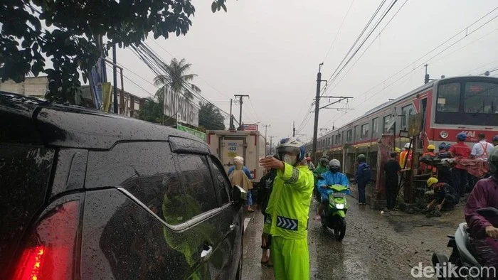Detik-detik Taksi Listrik Hijau Tertabrak KRL di Bekasi Timur, Kendaraan Tampak Diam