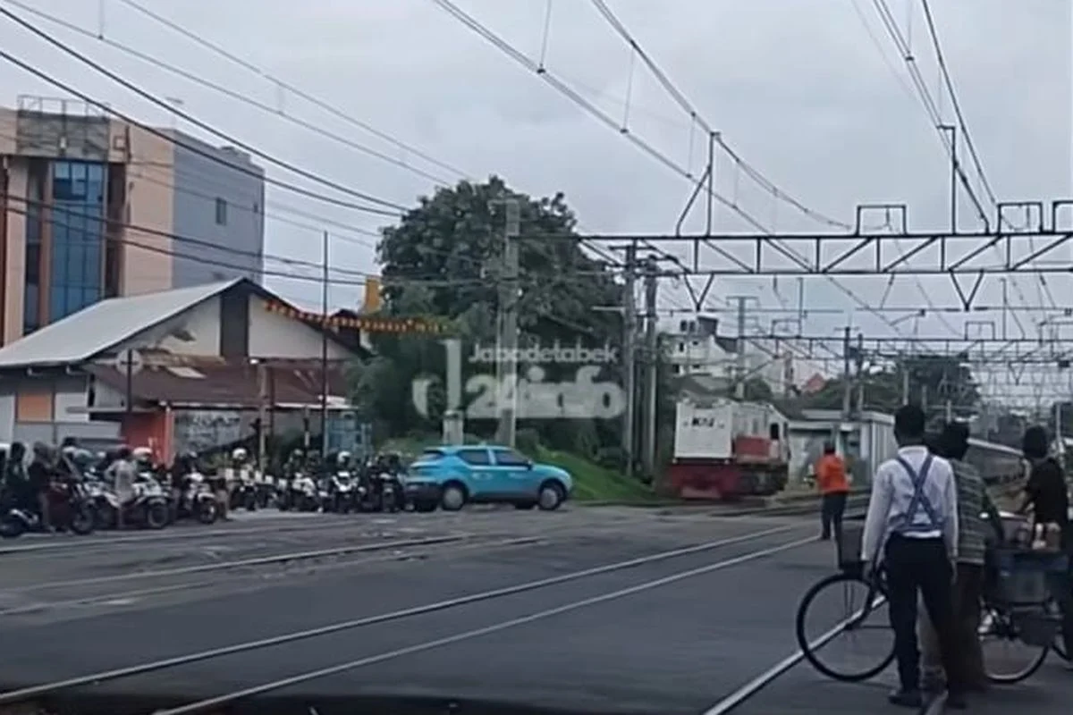 Dicap ‘Anomali’ Jalanan, Taksi Green SM Tertabrak Kereta Ternyata Bukan Kali Pertama, Ini Riwayatnya