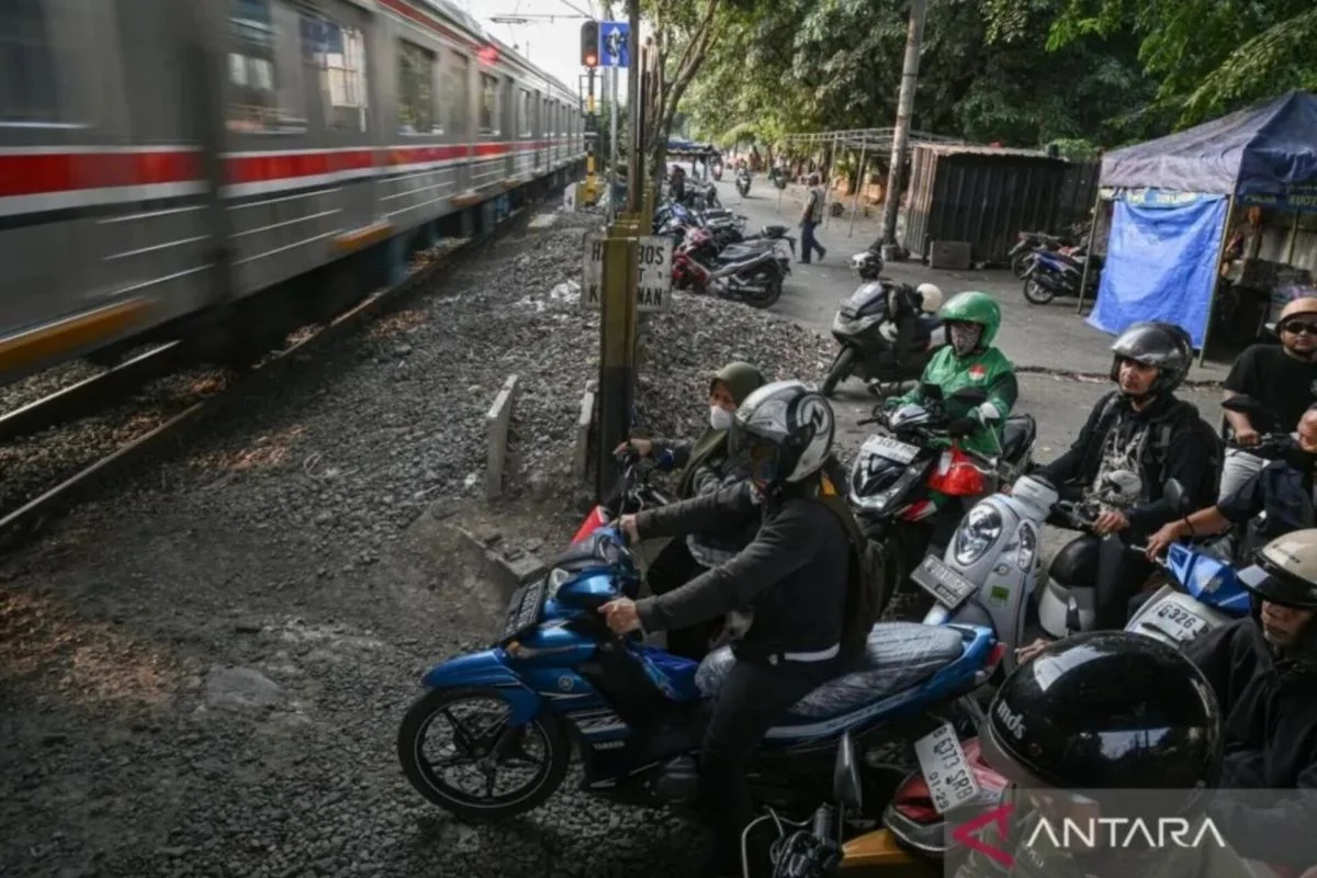 DKI kemarin, evaluasi lintasan kereta hingga perluasan sekolah gratis
