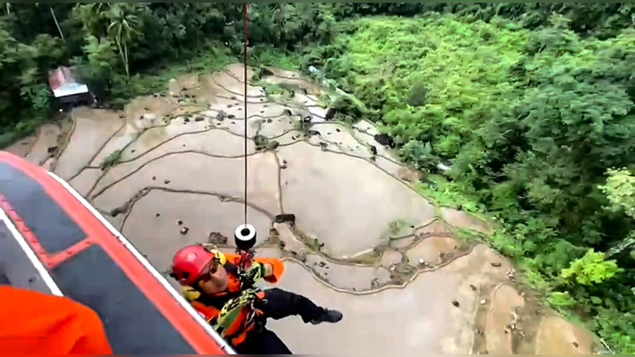 Dua Wisman Terjebak di Tebing Pantai Cemongkak, Tim SAR Lakukan Evakuasi Udara