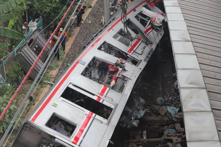 Evakuasi Tabrakan Kereta di Stasiun Bekasi Timur Selesai, 15 Orang Tewas dan 84 Luka-luka