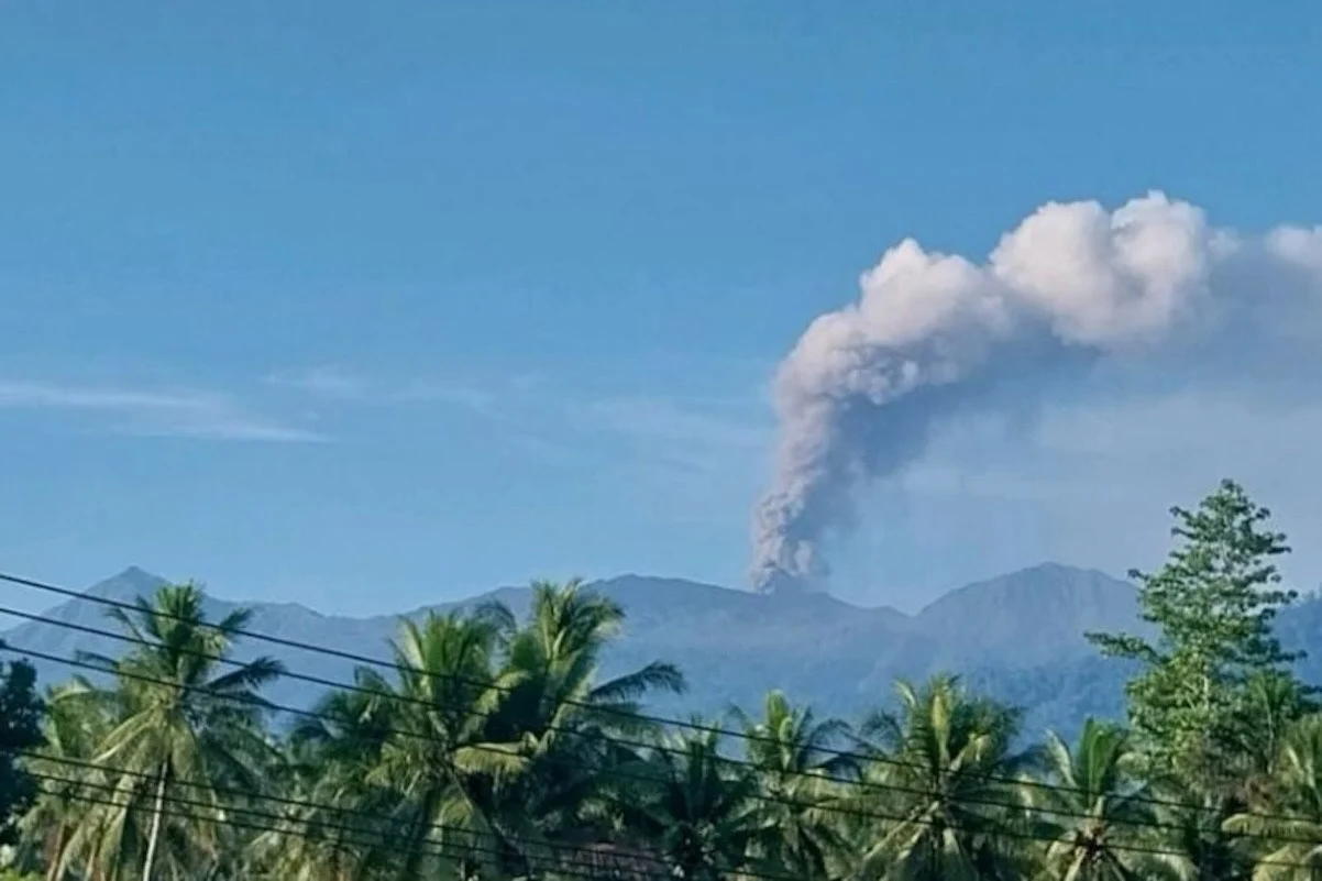 Gunung Dukono Kembali Erupsi, Lontarkan Abu Vulkanik Setinggi 1.400 Meter