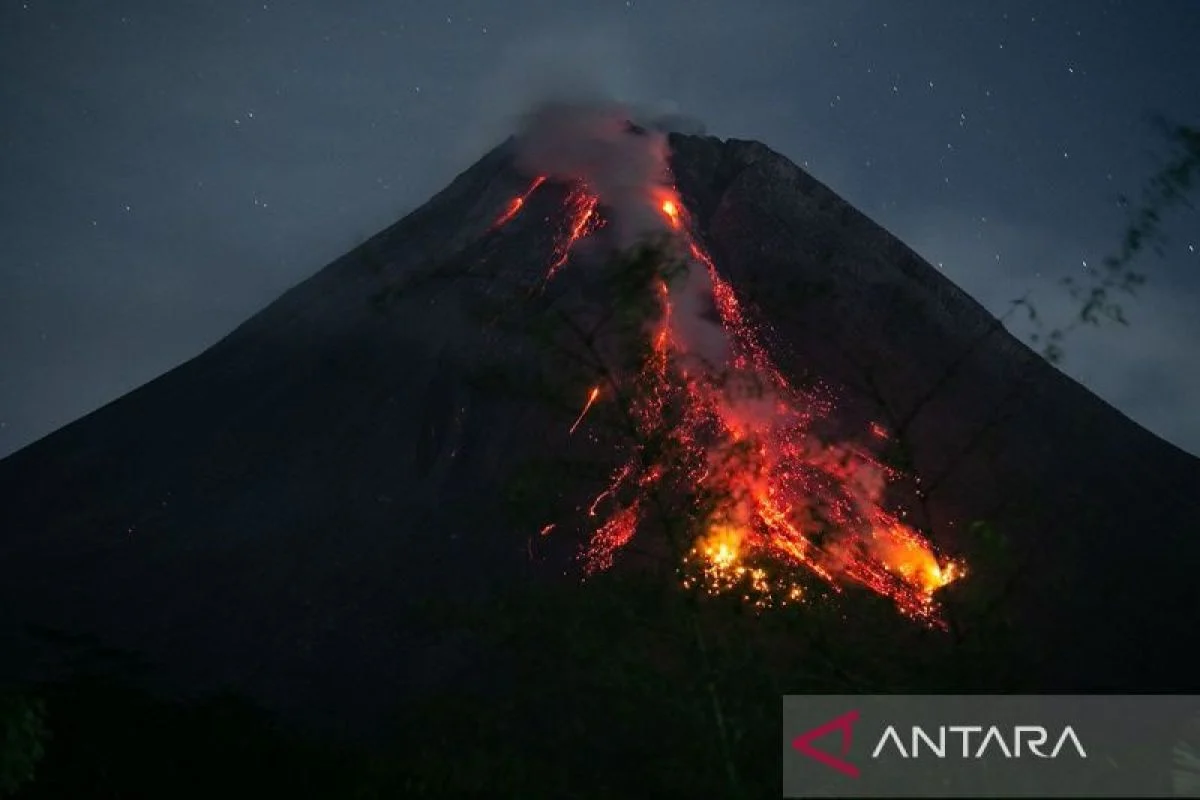 Gunung Merapi Luncurkan Lava, Empat Guguran Terpantau Menuju Kali Krasak