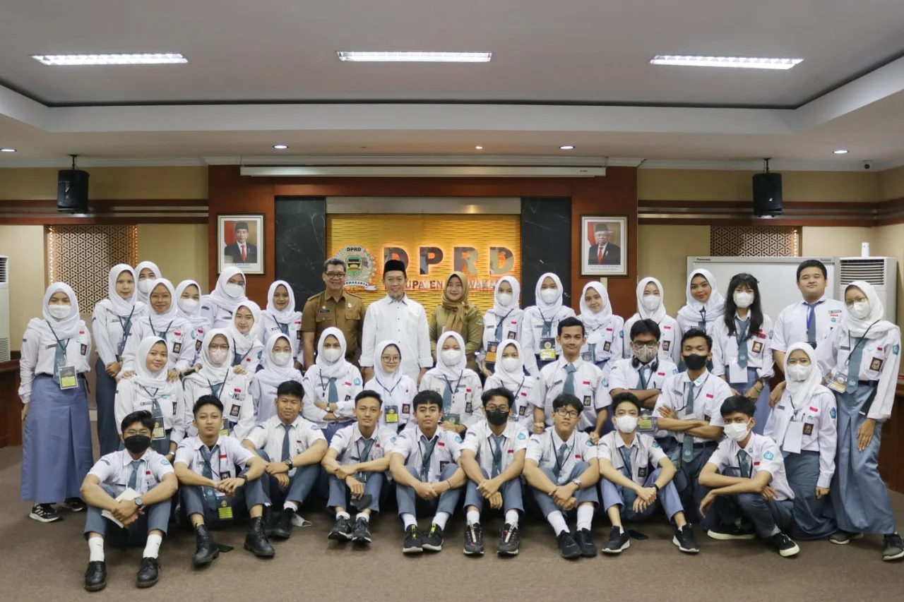 Guru SMAN 1 Purwakarta Maafkan 9 Siswa yang Acungkan Jari Tengah, KDM Minta Sanksi Selain Skorsing