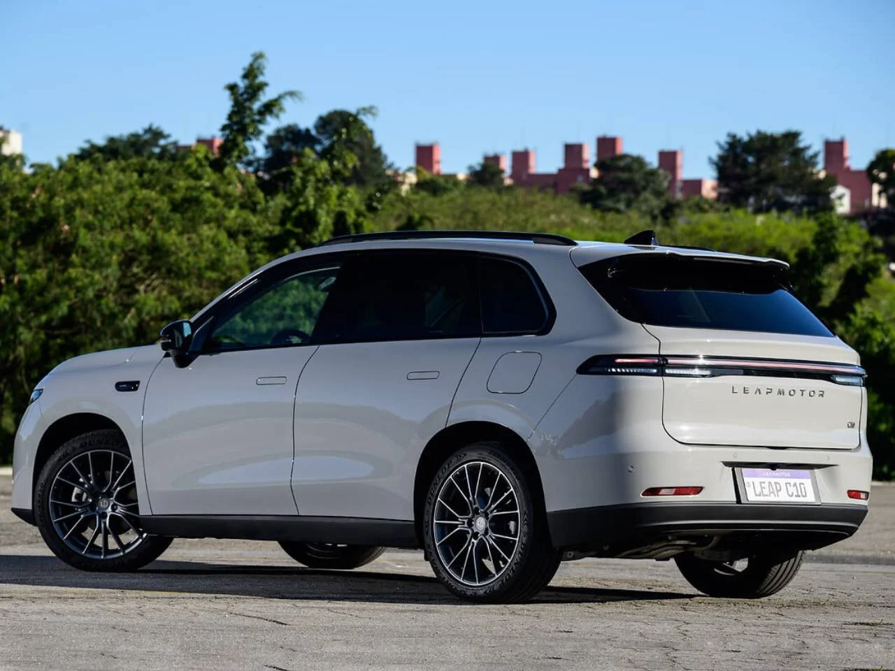 Indomobil Bawa SUV Listrik Keluarga Leapmotor C10 ke Indonesia