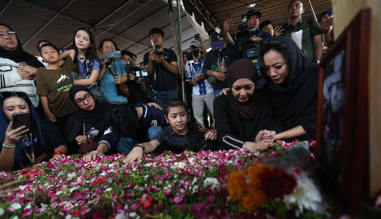 Isak Tangis Istri dan Anak di Pemakaman Kopda Farizal