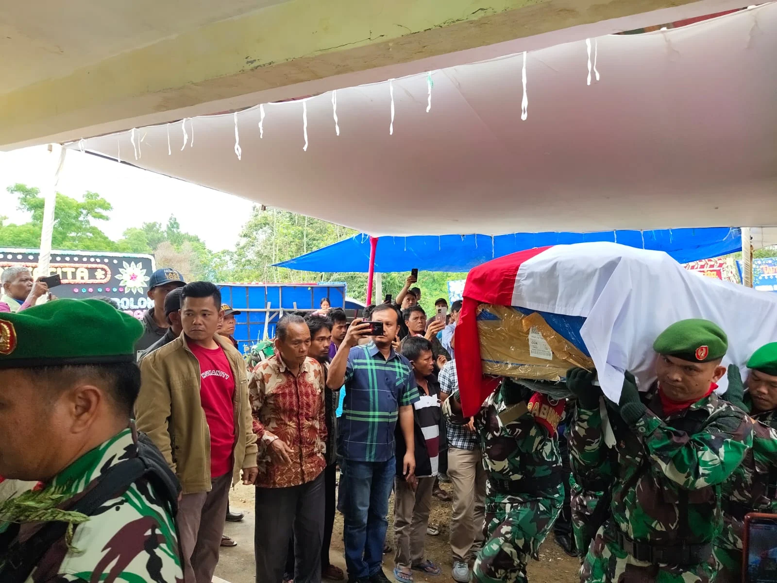 Isak Tangis Sambut Jenazah Mayor Anumerta Zulmi di Cimahi