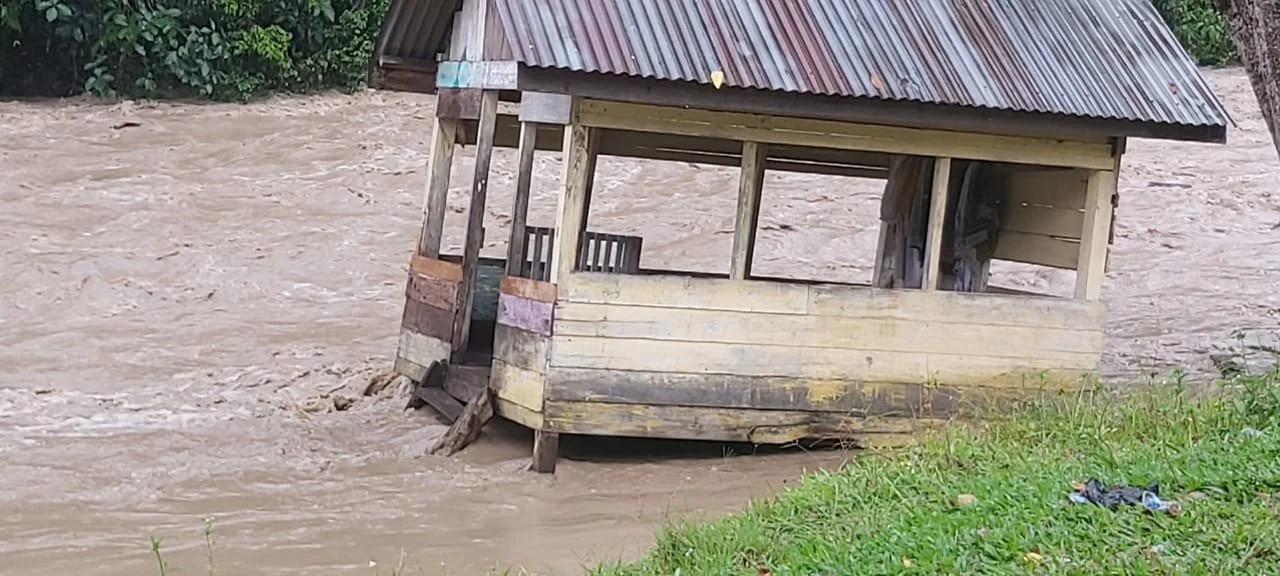 Jalan Alternatif di Bener Meriah Lumpuh Akibat Sungai Meluap