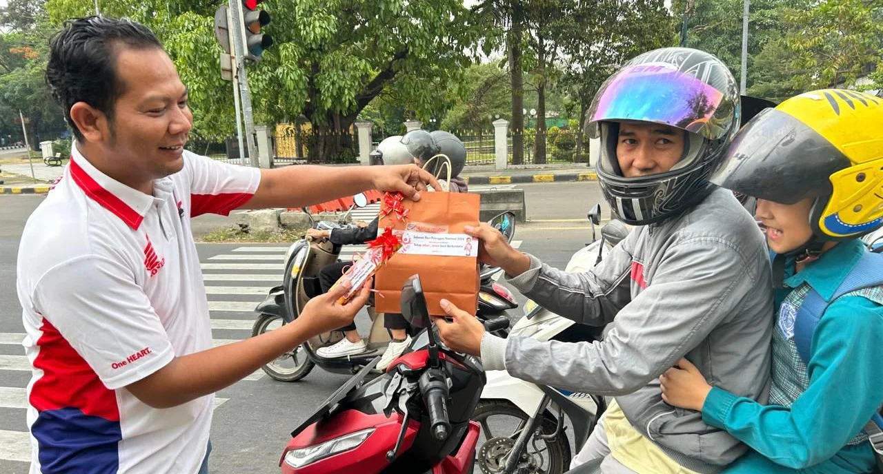 Jasamarga Bagikan Bingkisan kepada Pengendara dalam Rangka Hari Konsumen