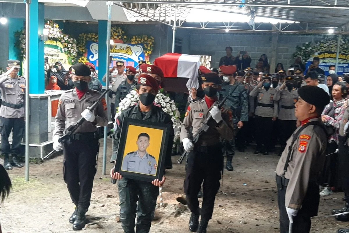 Jenazah Sersan Kepala (Anumerta) Muhammad Nur Ichwan Dimakamkan di TMP Giri Dharmoloyo, Magelang