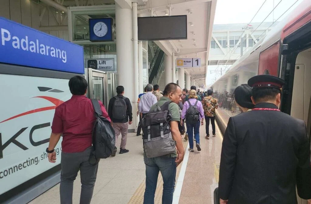 KCIC Kecam Penumpang Tahan Pintu Whoosh, Picu Keterlambatan dan Risiko Kerusakan