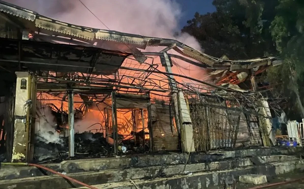 Kebakaran Hebat Landa Pasar Kanjengan Semarang, Ratusan Kios Hangus