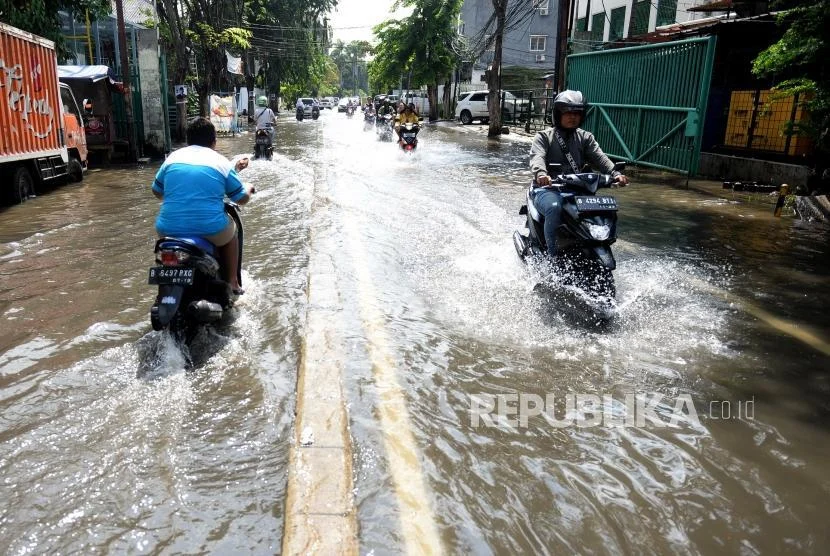 Kerap Timbulkan Genangan, Saluran di Kebon Jeruk Dinormalisasi