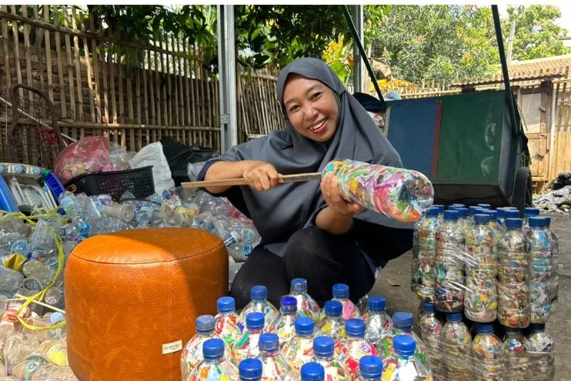 Kisah Haru Ibu Amaliyah dalam Upaya Mengurangi Limbah di Kampung Masigit bersama PNM