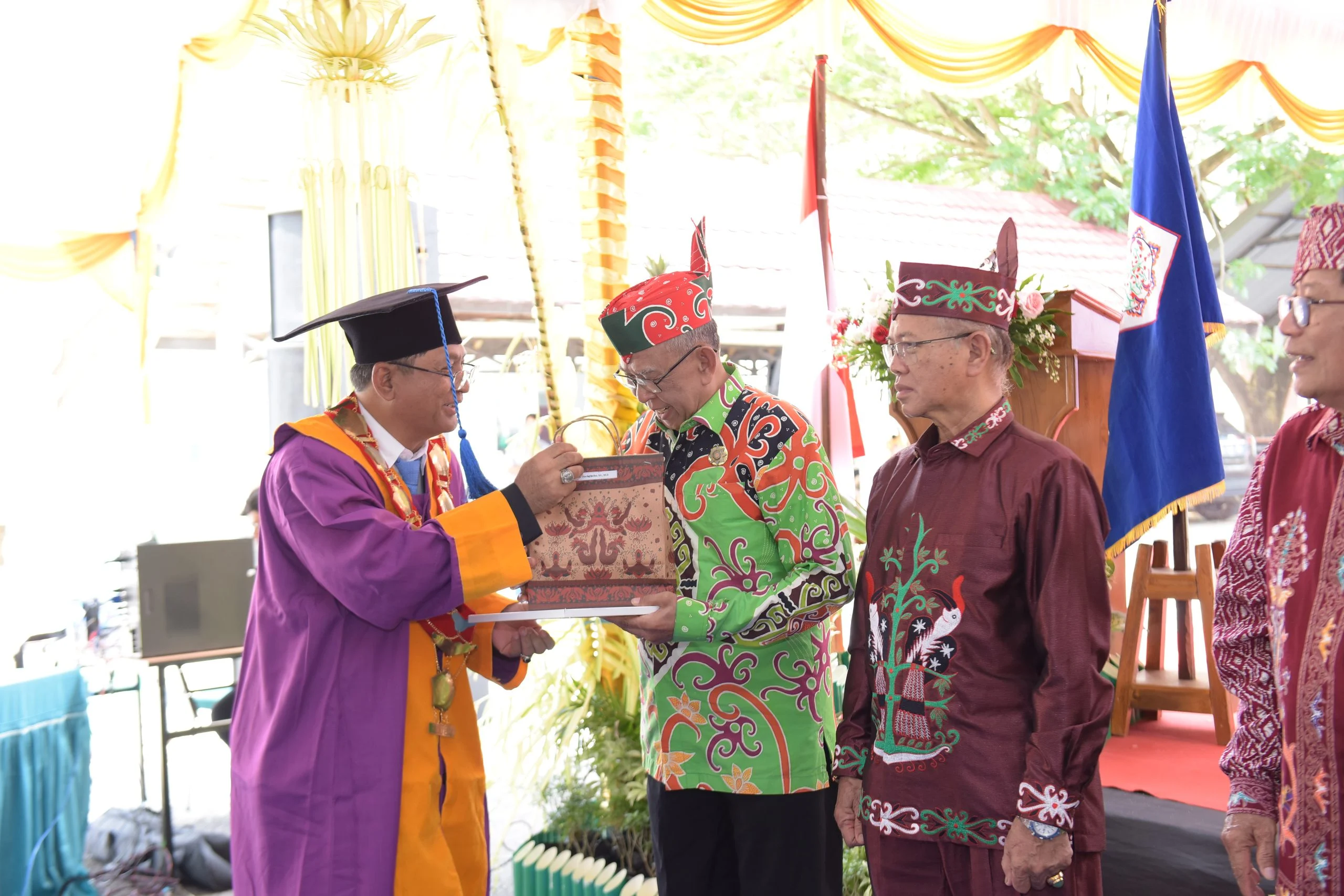 KMHDI Beri Penghargaan Tokoh Hindu Nasional kepada Komisioner KI Pusat