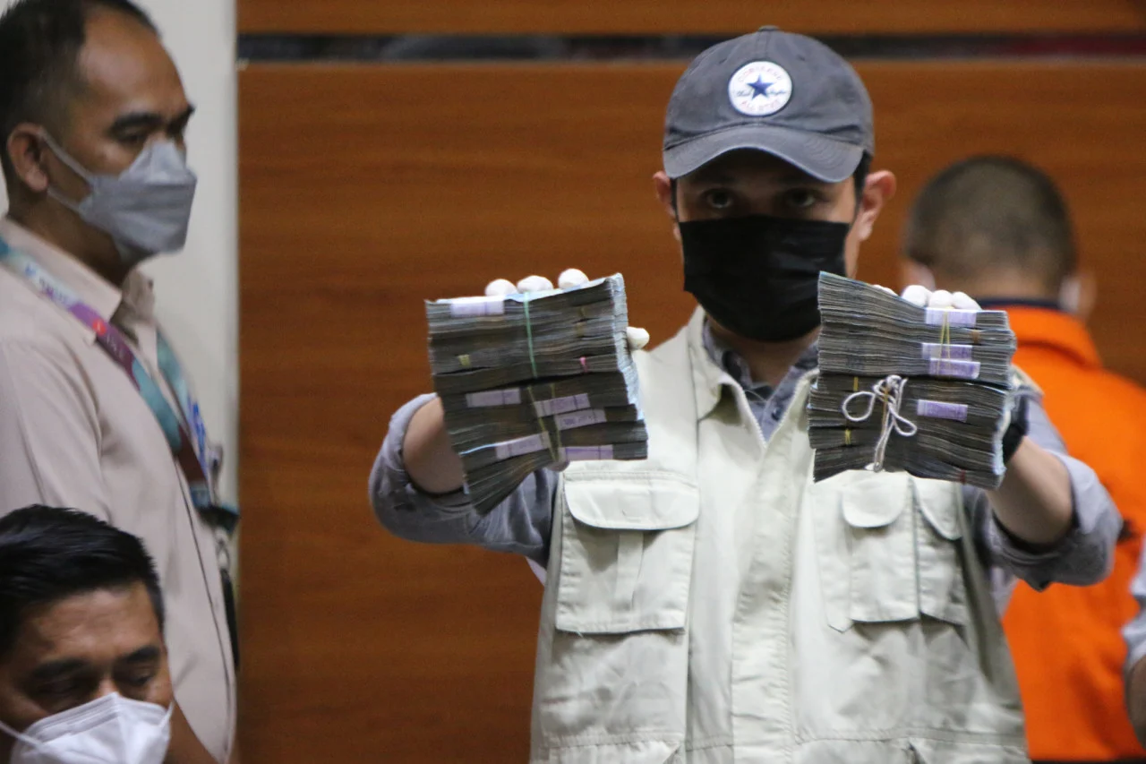 KPK Pamerkan Gepokan Uang Rp 335 Juta dan Sepatu LV dari OTT Bupati Tulungagung